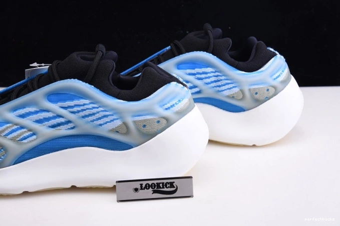 THE YEEZY 700 G54850 GLOW V3 ADIDAS IN DARK 0814